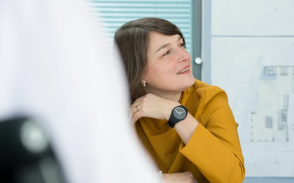 portrait of associate director julia glynn smith