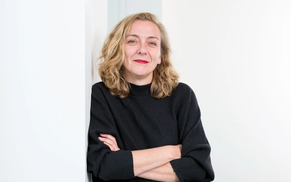 portrait of associate helen floate