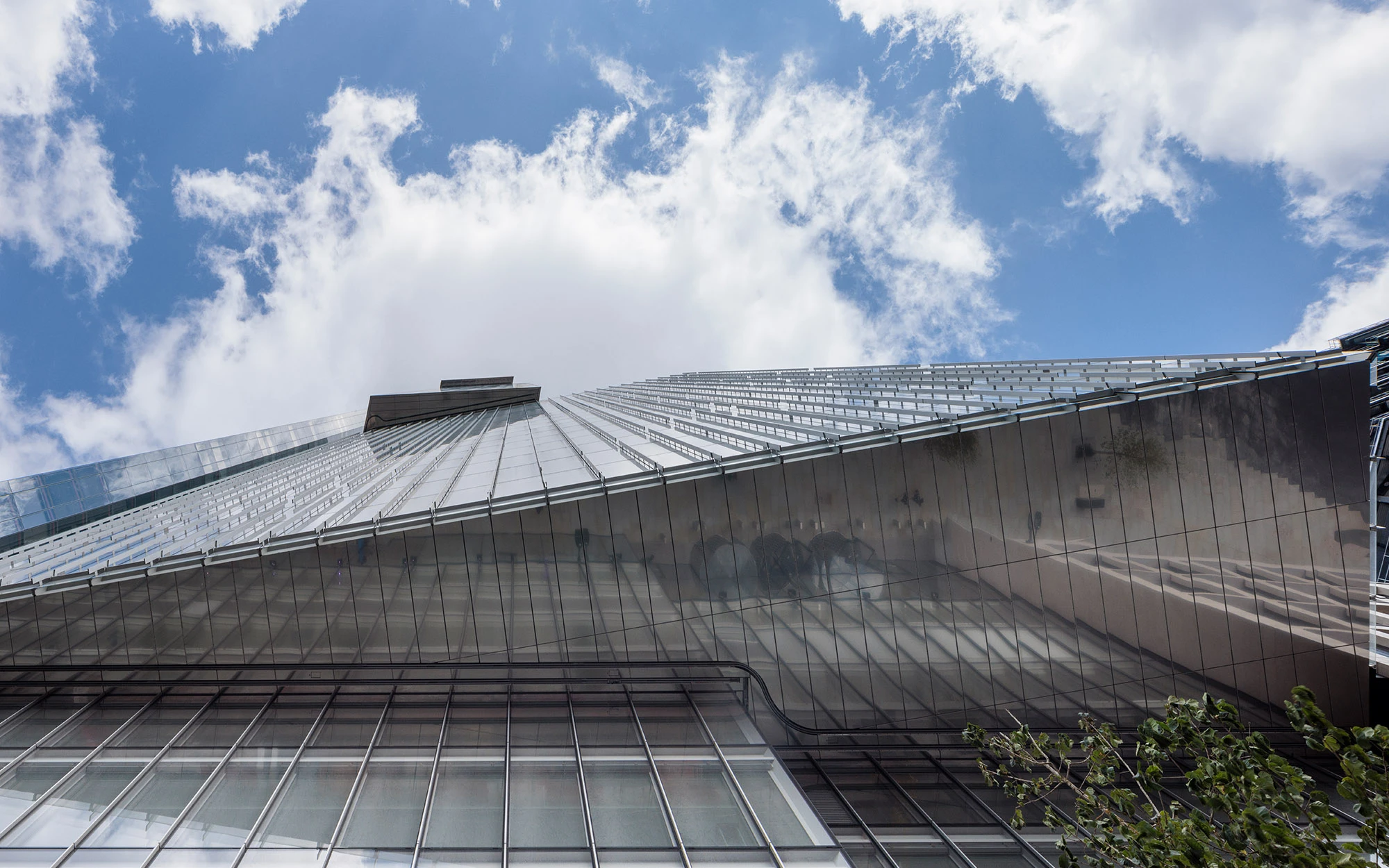 8 Bishopsgate cantilever from street level