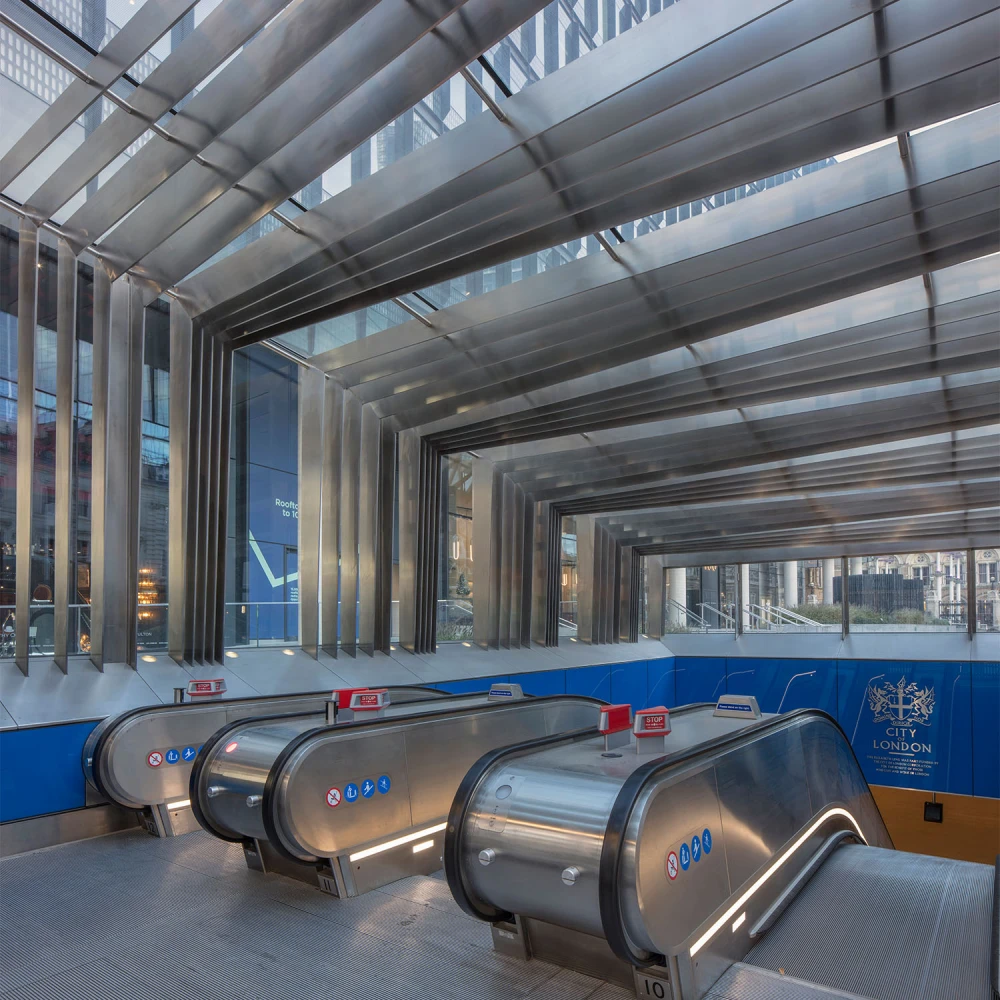 Upper entrance with glass design