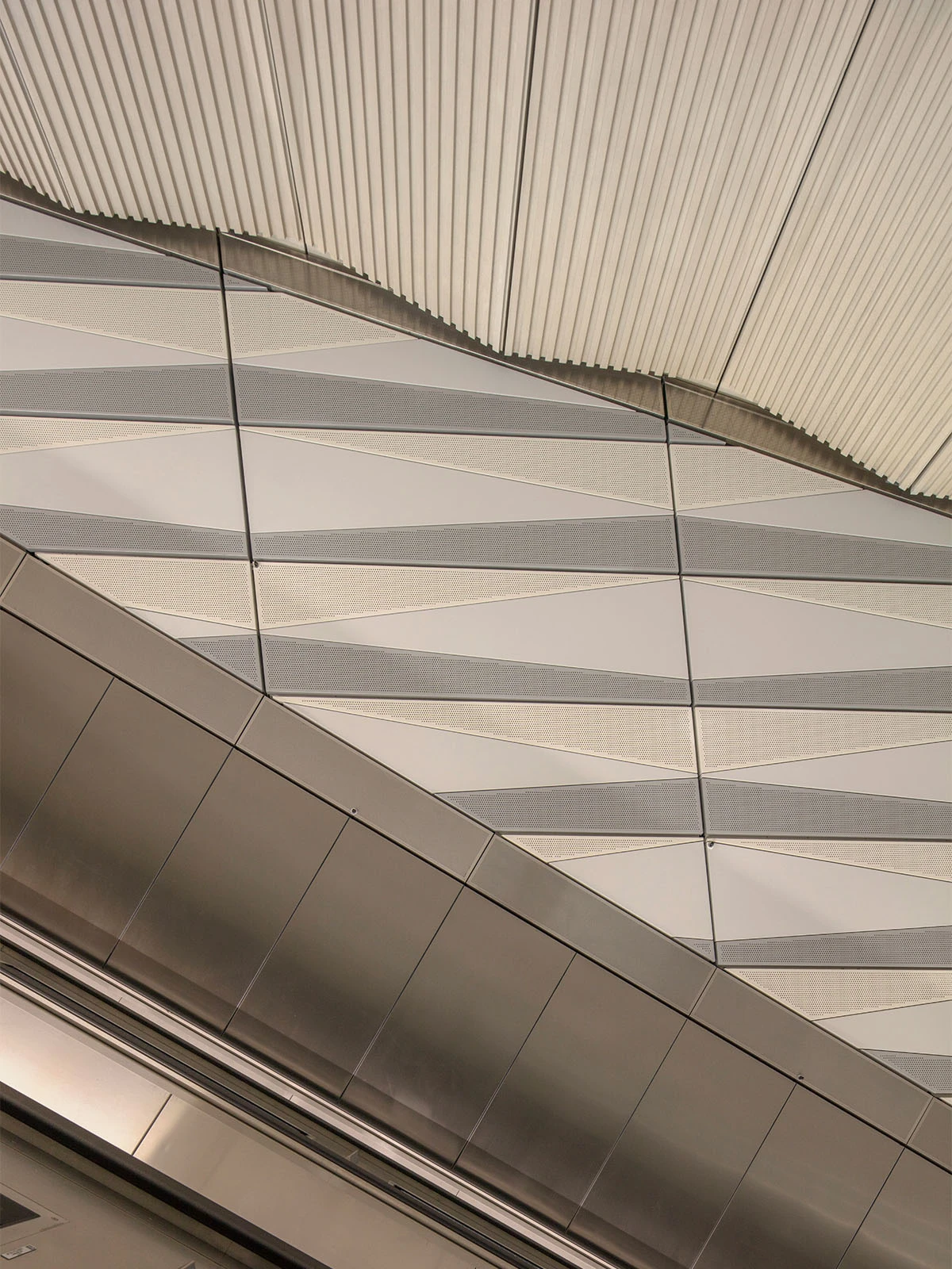 Escalator wall design